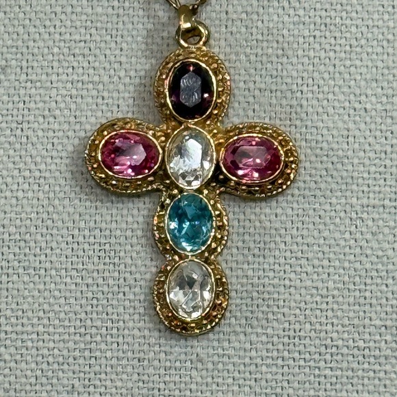 Elegant Gold Cross Pendant Necklace - Picture 4 of 5